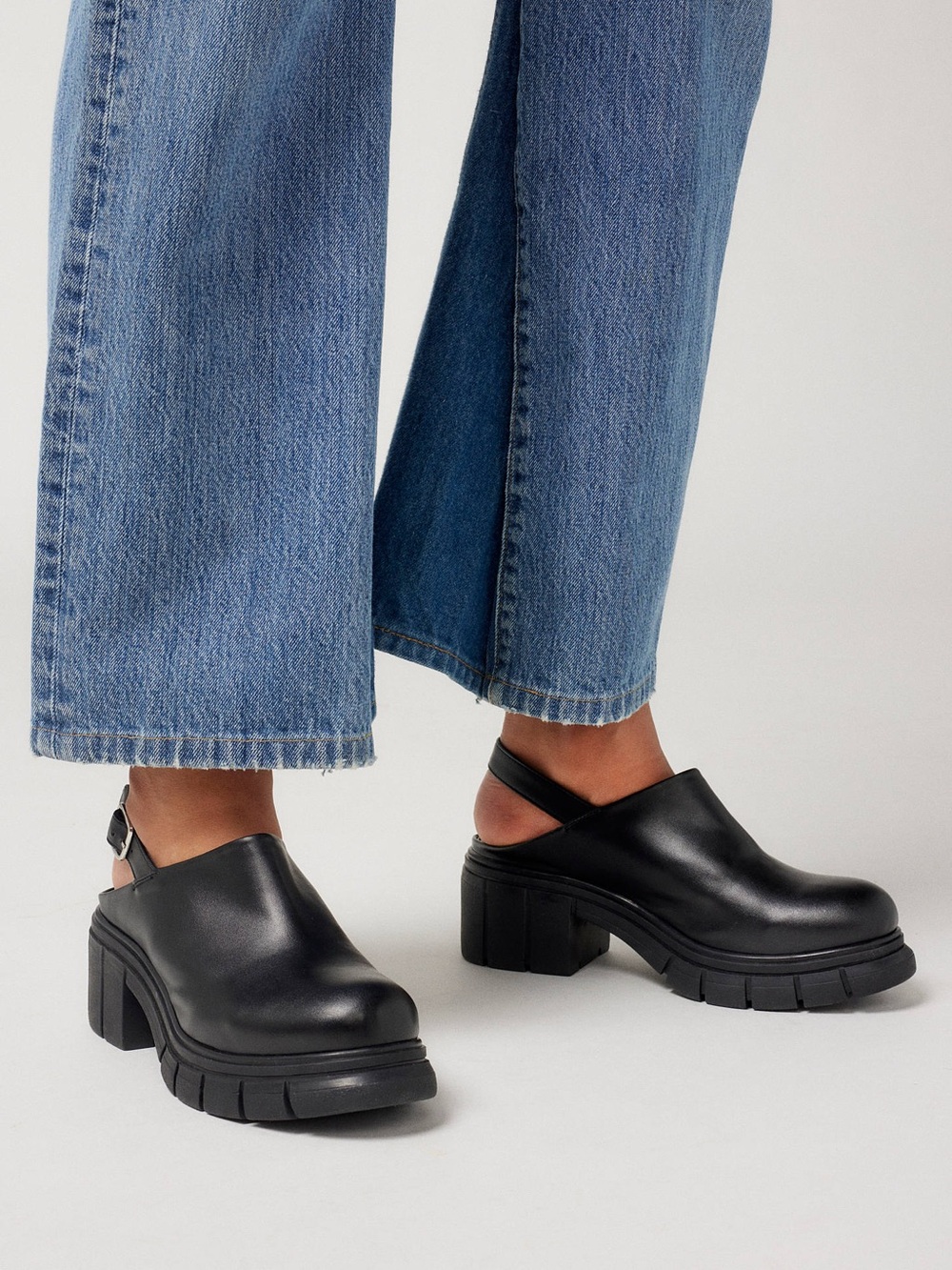 BC Footwear Soft Grunge Treaded Clog
- Women size 8.5 - Vegan Leather